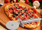 A cozinha de aço inoxidável do costume SS304 utiliza ferramentas o cortador da pizza com o punho de madeira dos PP