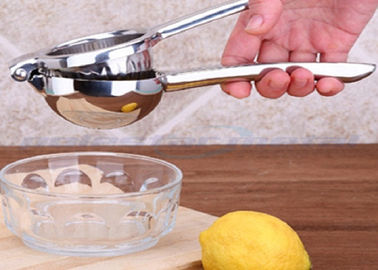A cozinha de aço inoxidável polonesa brilhante pesada manual utiliza ferramentas o extrator do suco de limão