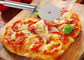 A cozinha de aço inoxidável do costume SS304 utiliza ferramentas o cortador da pizza com o punho de madeira dos PP